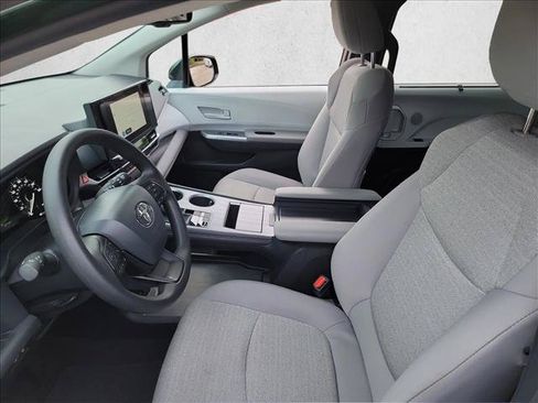 Used 2026 Toyota Sienna LE FWD image 13