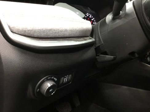 Used 2023 Jeep Compass Latitude w/ Sun and Sound Group AWD/4WD image 9