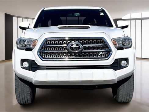 Used 2017 Toyota Tacoma TRD Sport image 2