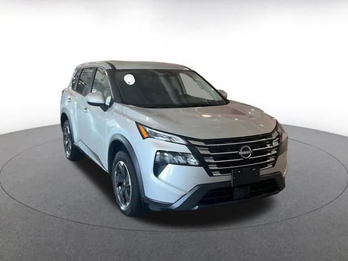 Used 2025 Nissan Rogue SV image 3