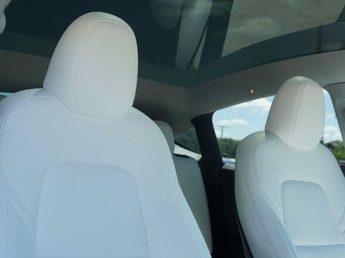 Used 2025 Tesla Model Y Long Range RWD image 28
