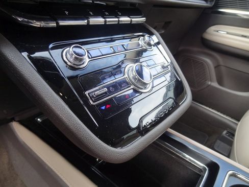 Used 2021 Lincoln Corsair FWD image 9