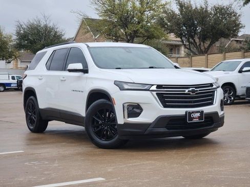 Used 2022 Chevrolet Traverse LT image 2