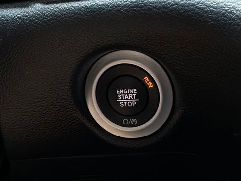 Used 2025 Chrysler Pacifica Select FWD image 32