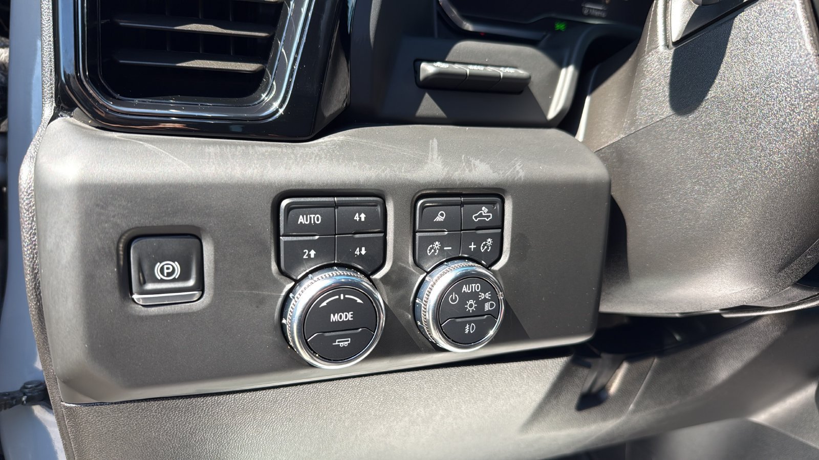Used 2025 GMC Sierra 2500 AT4 w/ AT4 Premium Plus Package AWD/4WD image 17