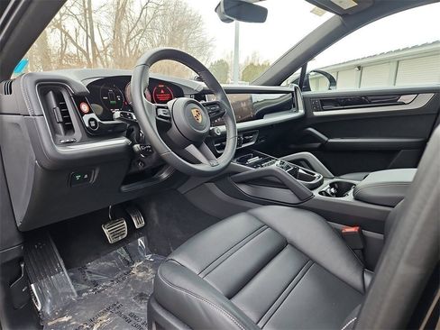 Certified 2024 Porsche Cayenne Turbo image 4