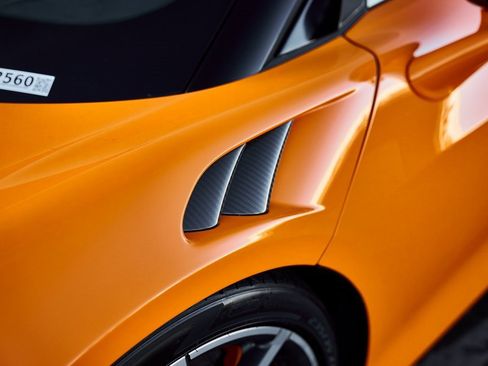 Used 2025 McLaren Artura Spider image 11