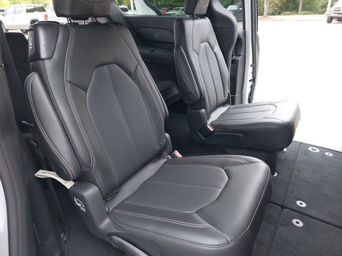 New 2026 Chrysler Pacifica Select image 11