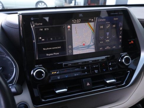 Used 2021 Toyota Highlander Platinum image 18
