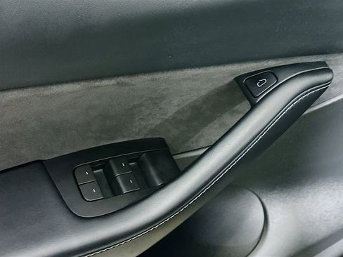 Used 2022 Tesla Model Y Long Range image 15