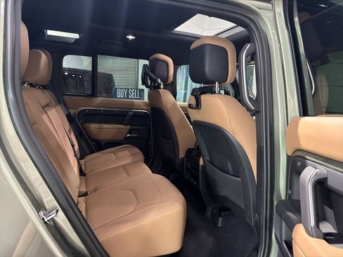 Used 2025 Land Rover Defender 110 S image 31