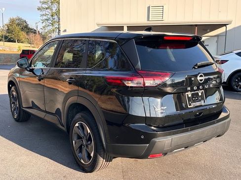 Used 2024 Nissan Rogue SV image 5