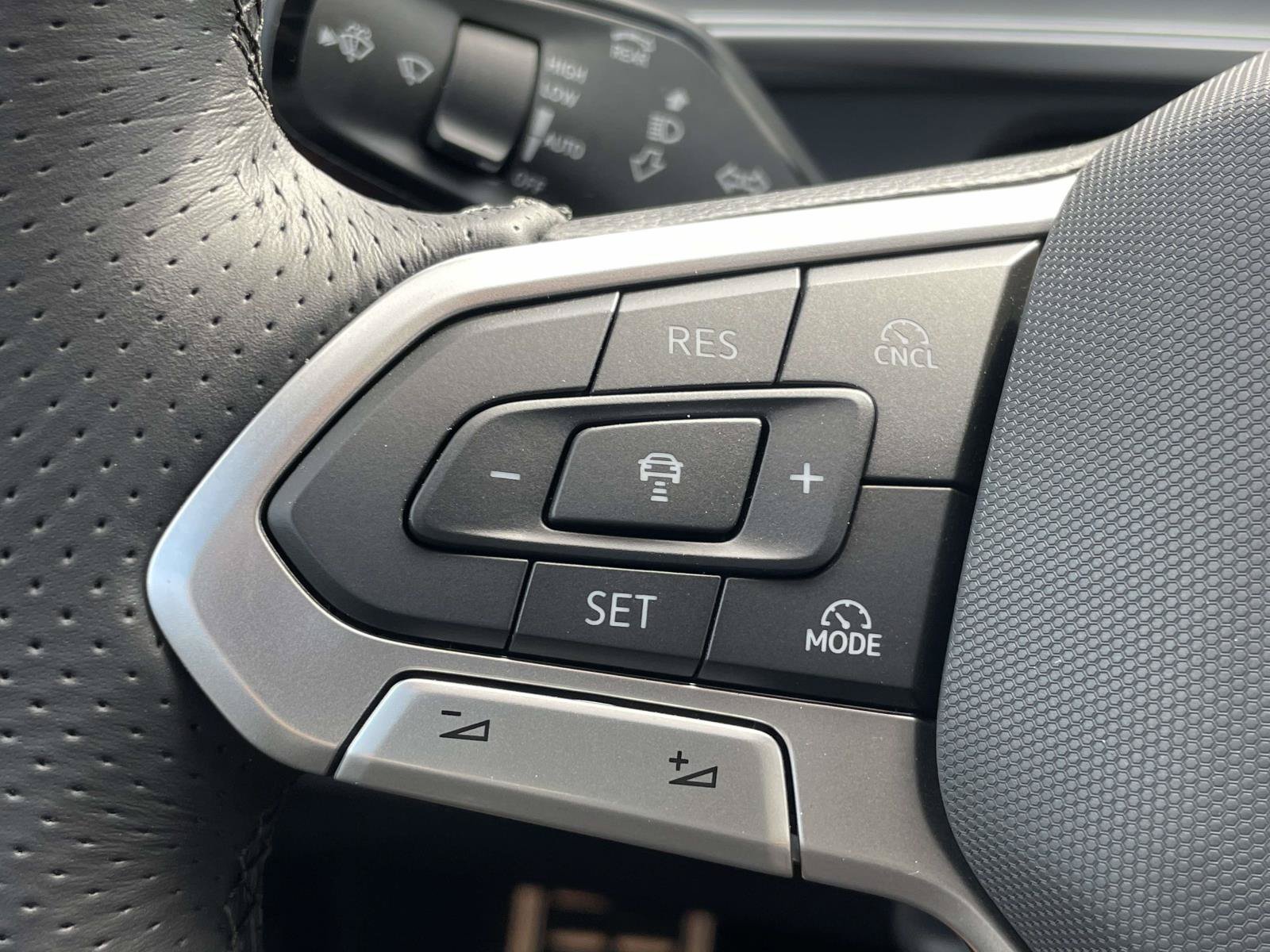 New 2026 Volkswagen Tiguan SE R-Line FWD image 22