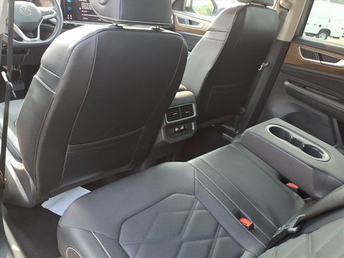 Used 2025 Volkswagen Atlas SE FWD image 16