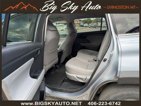 Used 2023 Toyota Highlander LE AWD/4WD image 17