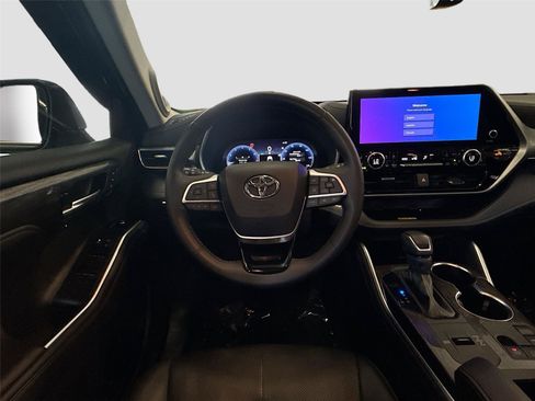 Used 2024 Toyota Highlander Platinum FWD image 11