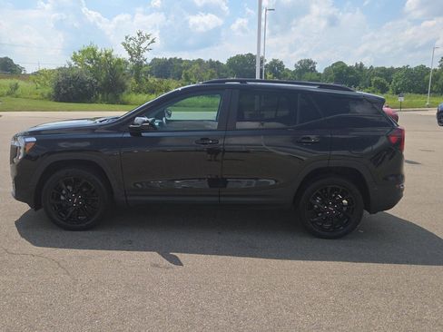Used 2024 GMC Terrain SLE w/ Driver Convenience Package AWD/4WD image 2