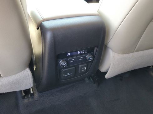 Used 2019 Buick Enclave Essence FWD image 11