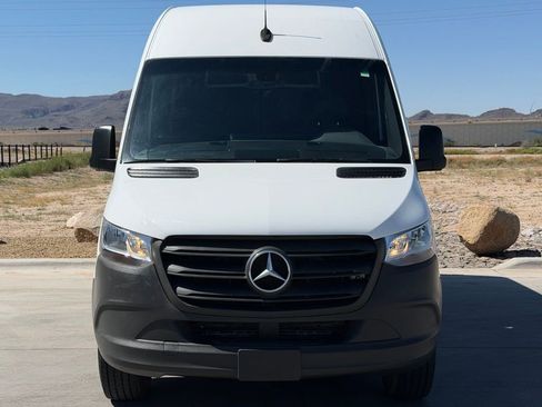Used 2021 Mercedes-Benz Sprinter 2500 image 4
