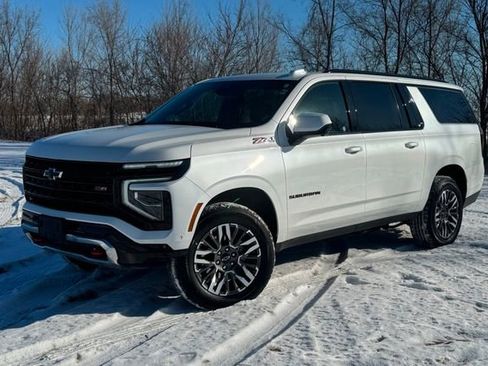 Used 2025 Chevrolet Suburban Z71 image 1