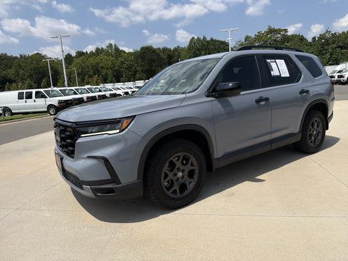 Used 2025 Honda Pilot TrailSport image 26
