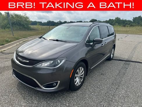 Used 2017 Chrysler Pacifica Touring-L FWD image 2