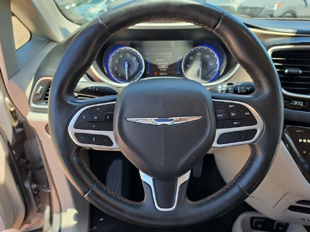 Used 2017 Chrysler Pacifica Touring-L FWD image 16