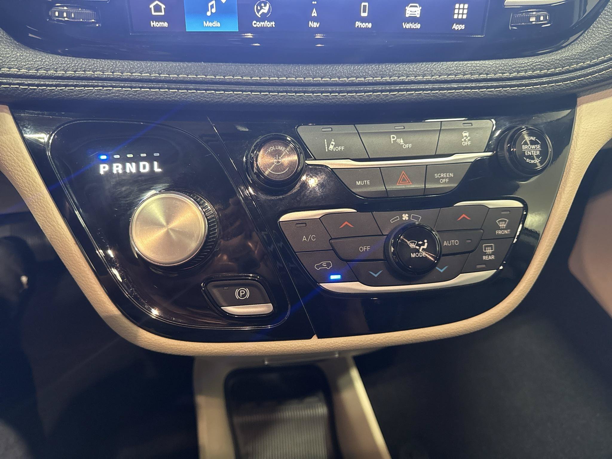 Used 2024 Chrysler Pacifica Limited FWD image 14