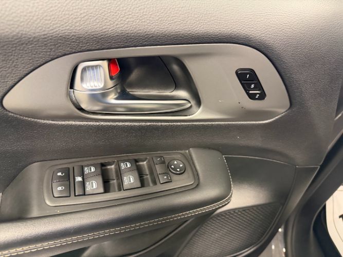 Used 2025 Chrysler Pacifica Select FWD image 8