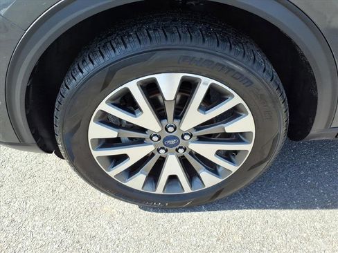 Used 2020 Ford Escape Titanium image 10