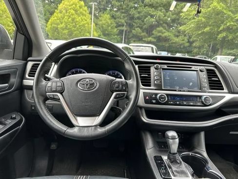 Used 2017 Toyota Highlander SE AWD/4WD image 11