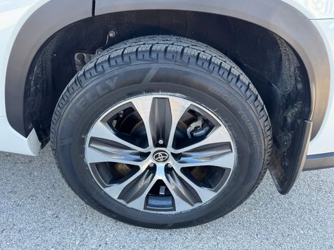 Used 2023 Toyota Highlander XLE image 7
