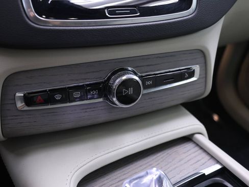 Certified 2024 Volvo XC90 T8 Ultimate w/ Protection Package Premier AWD/4WD image 9