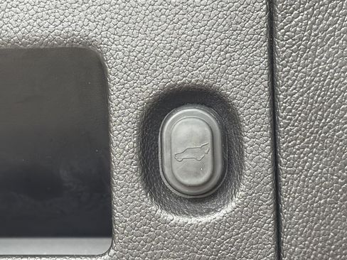 Used 2017 Chevrolet Suburban LT image 14