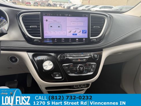 Used 2023 Chrysler Pacifica Touring-L image 21