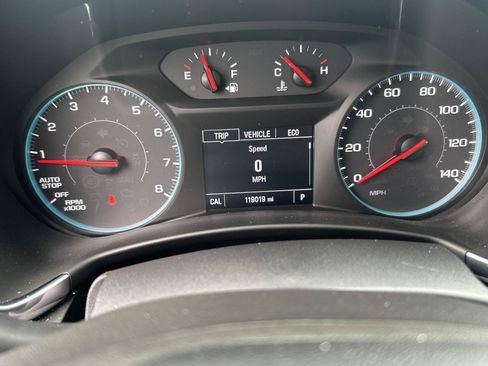 Used 2018 Chevrolet Equinox LS FWD image 2