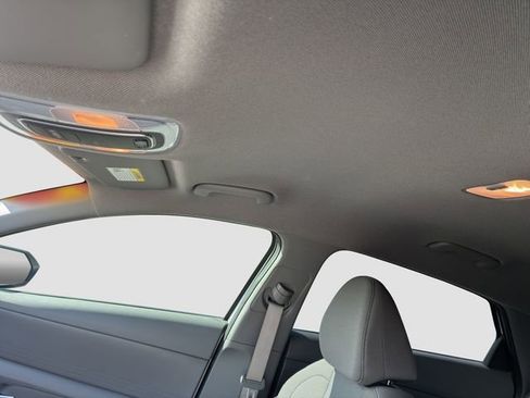 Used 2025 Hyundai Elantra SE w/ Cargo Package image 24