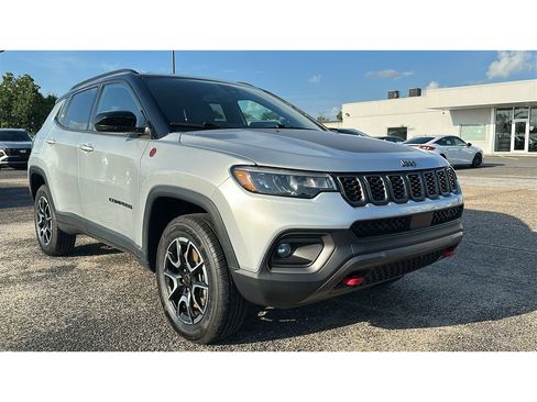 Used 2025 Jeep Compass Trailhawk AWD/4WD image 8