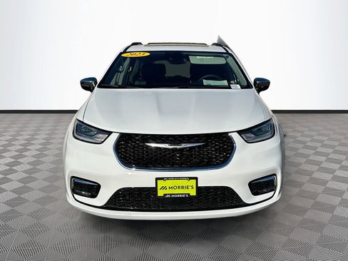 Used 2023 Chrysler Pacifica Limited image 2