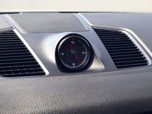 Certified 2023 Porsche Cayenne Platinum Edition image 28