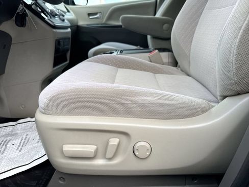 Used 2020 Toyota Sienna LE AWD/4WD image 15