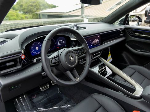 New 2025 Porsche Macan Turbo Electric AWD/4WD image 4