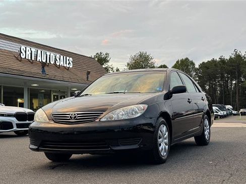 Used 2005 Toyota Camry LE FWD image 2