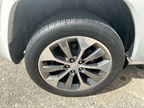 Used 2019 Jeep Cherokee Overland w/ Technology Group AWD/4WD image 49