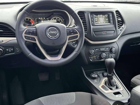 Used 2017 Jeep Cherokee Latitude w/ Comfort/Convenience Group AWD/4WD image 12