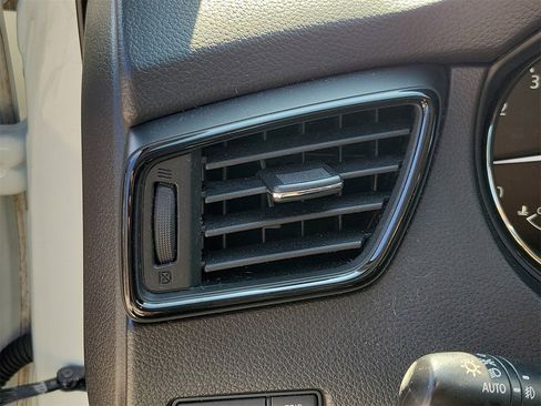 Used 2017 Nissan Rogue SL image 32