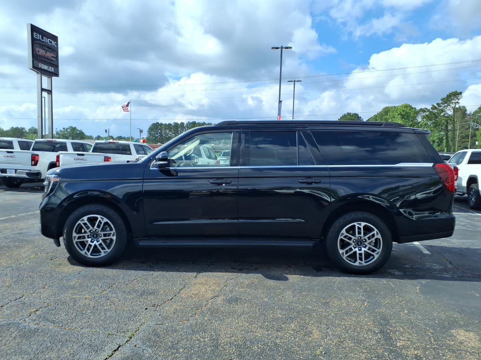 Used 2025 Ford Expedition Max Active AWD/4WD image 1