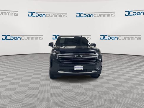 Used 2022 Chevrolet Suburban LT w/ LT Signature Plus Package AWD/4WD image 3
