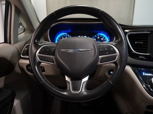 Used 2018 Chrysler Pacifica Touring-L image 17