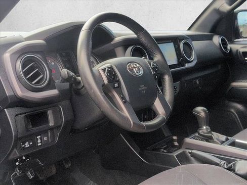 Used 2018 Toyota Tacoma TRD Sport image 10